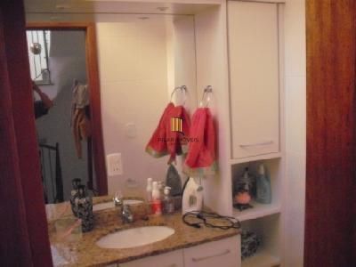 Residência com 4 dormitórios sendo 1 suites no Bairro Guarujá.