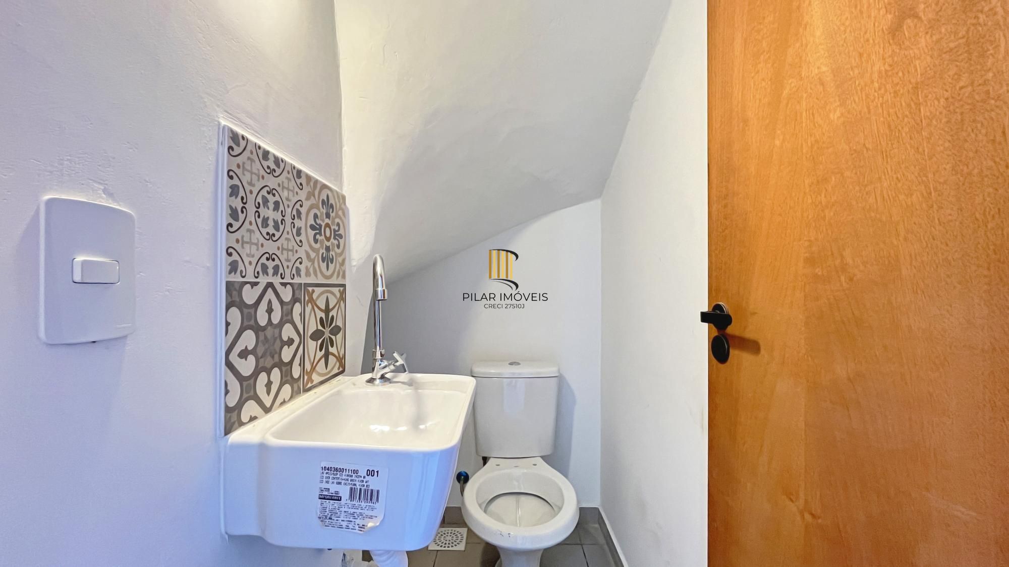 Casa Condominio em Porto Alegre, no bairro Vila Nova, com 2 dormitório(s), e 2 banheiros, à venda.