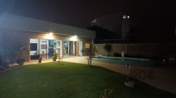 Casa em Porto Alegre, no bairro Hípica, com 3 dormitório(s), e 3 banheiros, à venda.