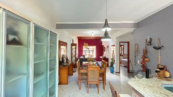 Casa em Porto Alegre, no bairro Hípica, com 3 dormitório(s), e 2 banheiros, à venda.