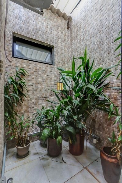 Casa em Porto Alegre, no bairro Tristeza, com 2 dormitório(s), e 2 banheiros, à venda.