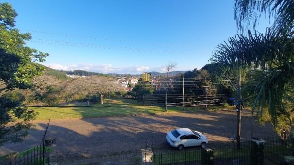 Casa em Porto Alegre, no bairro Espírito Santo, com 3 dormitório(s), e 3 banheiros, à venda.
