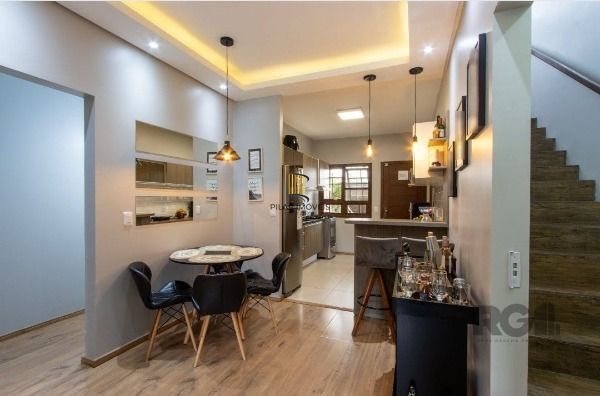 Casa em Porto Alegre, no bairro Aberta Dos Morros, com 5 dormitório(s), e 5 banheiros, à venda.