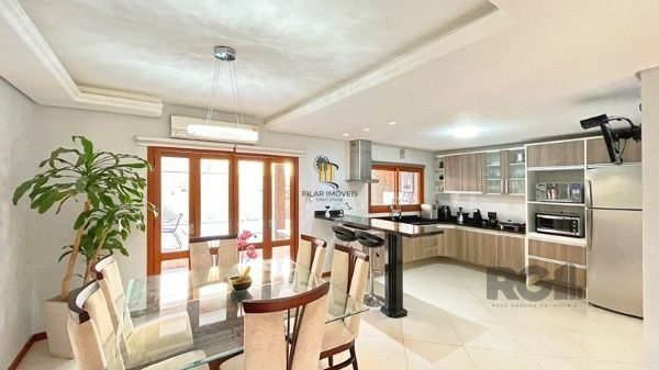 Casa em Porto Alegre, no bairro Hípica, com 3 dormitório(s), e 3 banheiros, à venda.