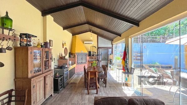 Casa 4 dormitórios no bairro Camaquã