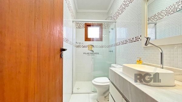 Casa em Porto Alegre, no bairro Hípica, com 3 dormitório(s), e 3 banheiros, à venda.
