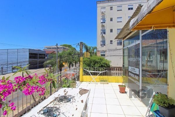 Casa em Porto Alegre, no bairro Jardim Itu, com 2 dormitório(s), e 2 banheiros, à venda.