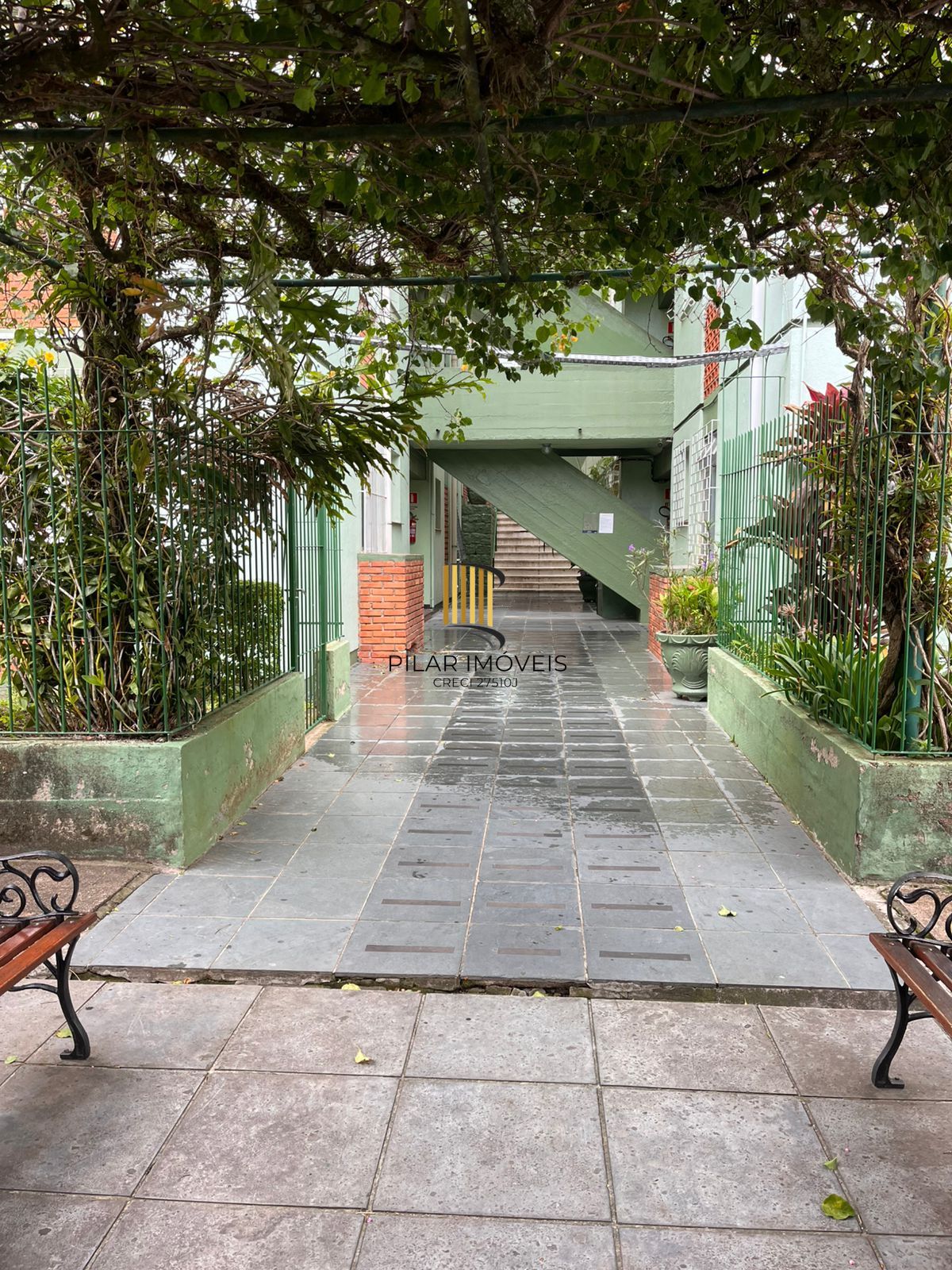 Apartamento semi mobiliado de 2 dormitórios no bairro Cristal