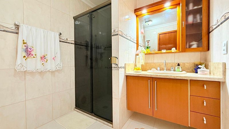 Impecável apartamento com 3 dormitórios , 3 banheiros , 2 vagas cobertas , com 120 m² privativos.