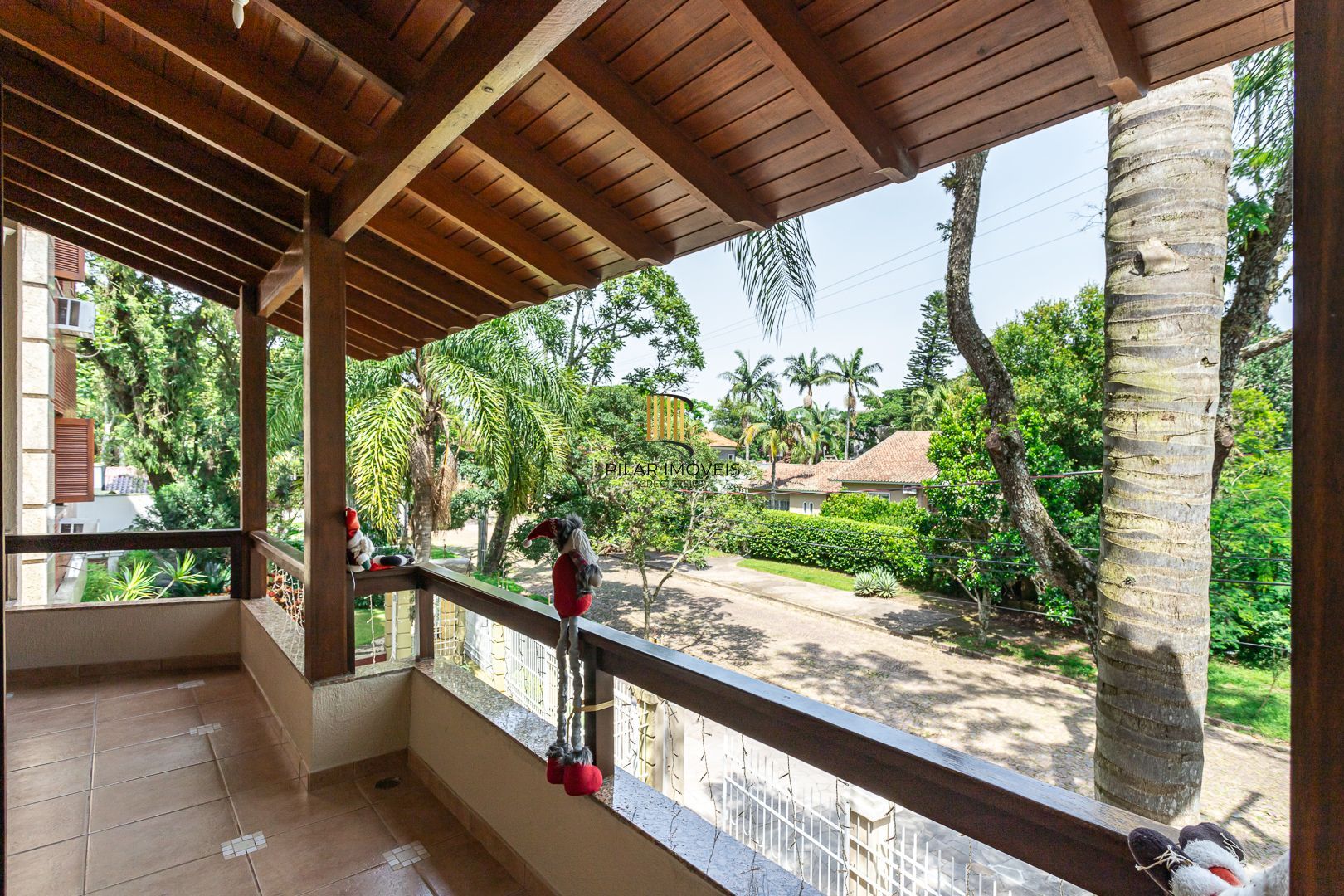 Casa de 272m², 4 dormitórios, 2 suítes e 4 vagas de garagem, no bairro Ipanema, próxima à orla do Guaíba.