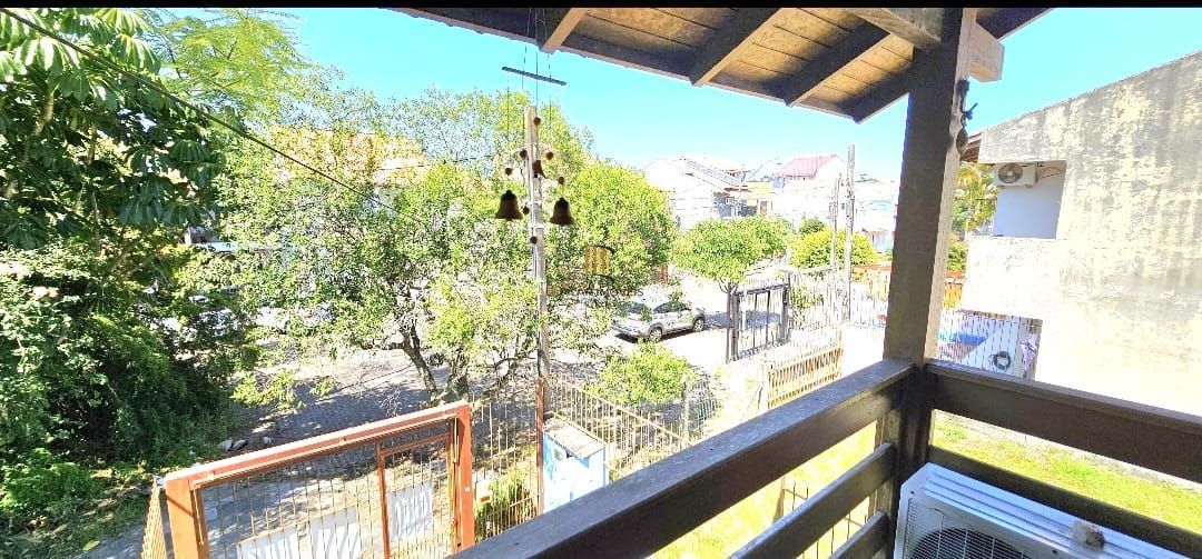 Casa em Porto Alegre, no bairro Hípica, com 2 dormitório(s), e 2 banheiros, à venda.