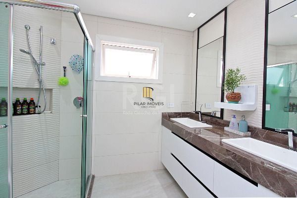 Casa em Porto Alegre, no bairro Hípica, com 3 dormitório(s), e 3 banheiros, à venda.