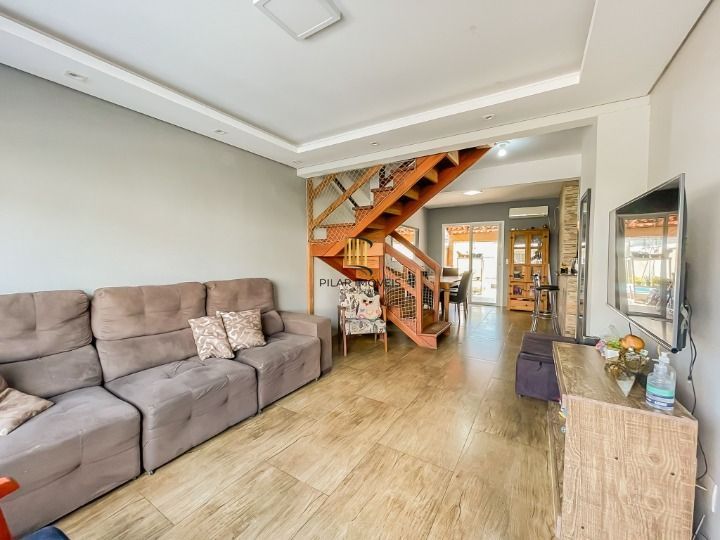 Viva com Conforto e Lazer: Sobrado Impecável com Piscina Privativa