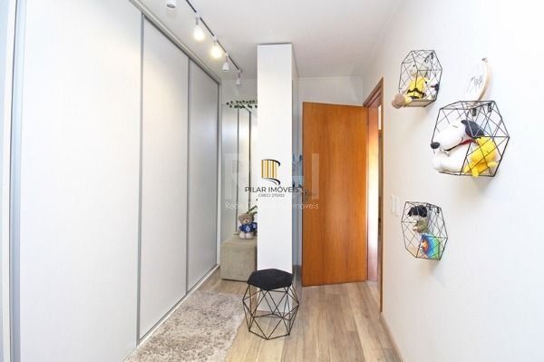 Casa em Porto Alegre, no bairro Ipanema, com 4 dormitório(s), e 4 banheiros, à venda.