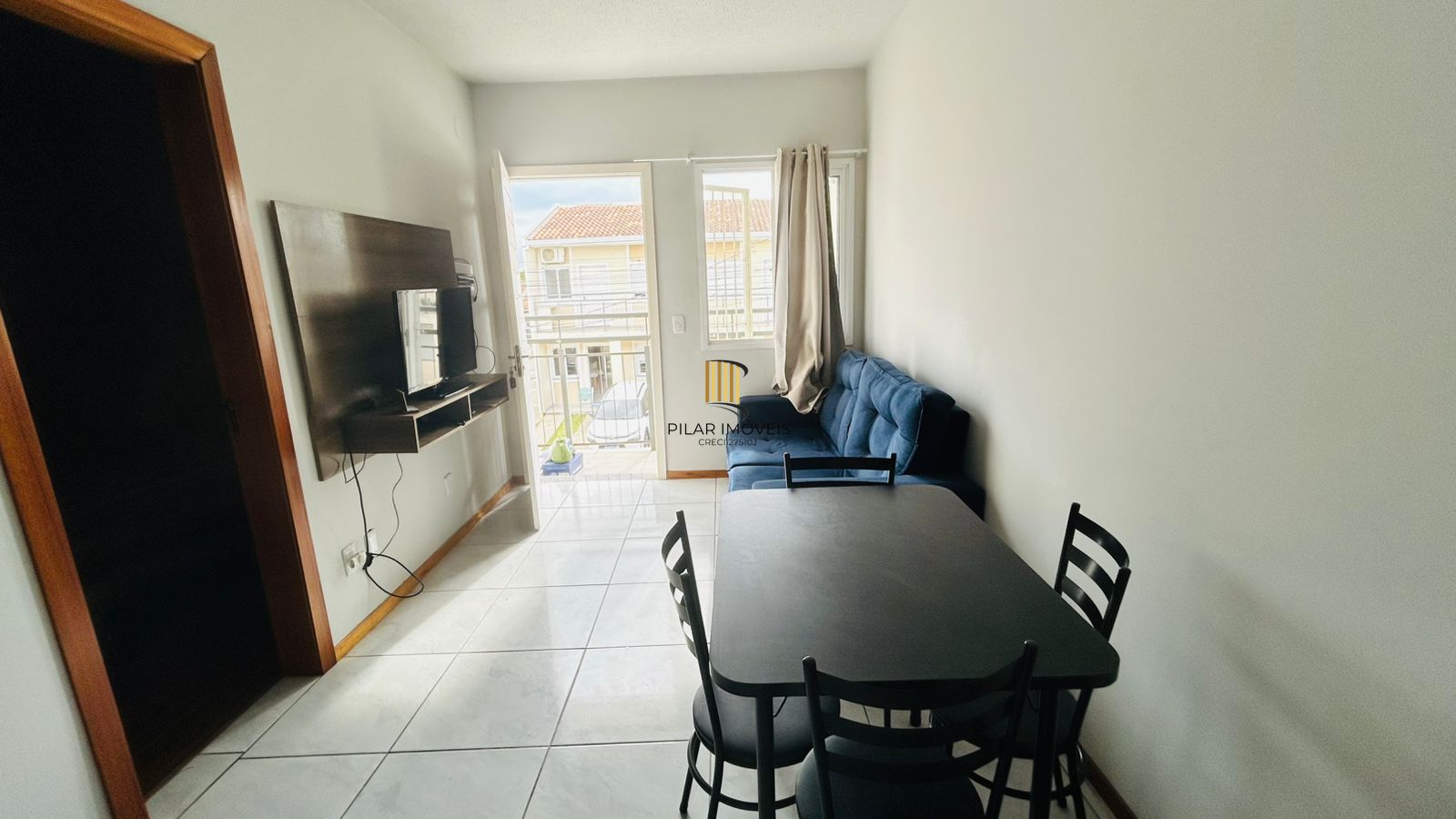 Apartamento 2 dormitórios com box e churrasqueira.