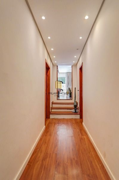 Casa em Porto Alegre, no bairro Tristeza, com 2 dormitório(s), e 2 banheiros, à venda.