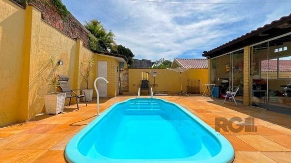 Casa em Porto Alegre, no bairro Ipanema, com 4 dormitório(s), e 4 banheiros, à venda.