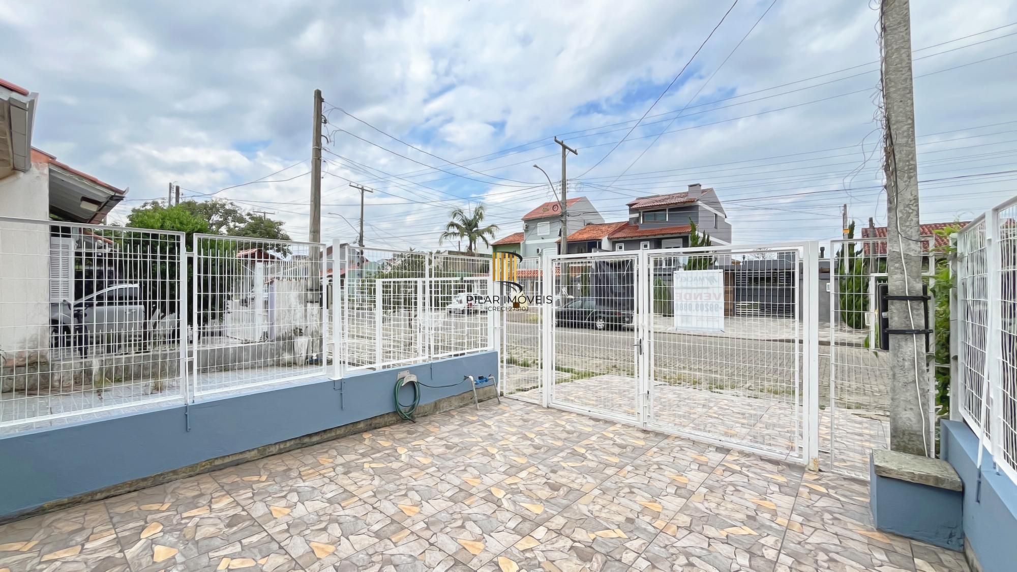 Casa em Porto Alegre, no bairro Hípica, com 2 dormitório(s), e 2 banheiros, à venda.