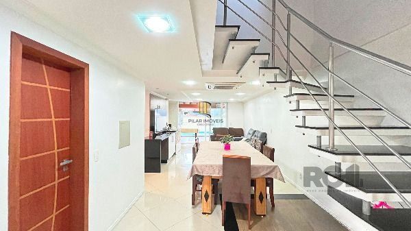 Casa em Porto Alegre, no bairro Hípica, com 3 dormitório(s), e 3 banheiros, à venda.