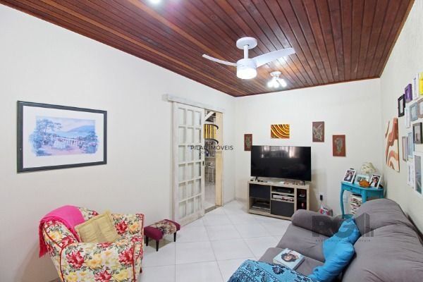 Casa em Porto Alegre, no bairro Serraria, com 3 dormitório(s), e 3 banheiros, à venda.