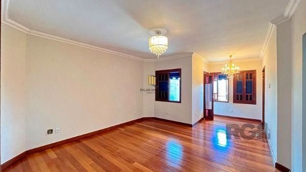 Casa em Porto Alegre, no bairro Hípica, com 3 dormitório(s), e 3 banheiros, à venda.