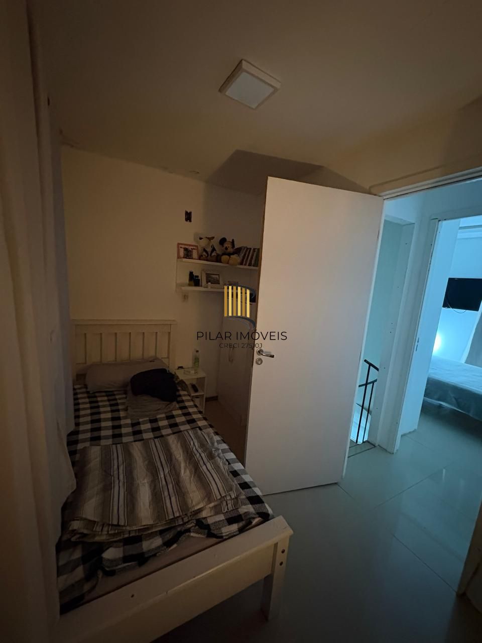 Casa 2 dorm, sala, cozinha, banheiro e área gourmet. Aceita carro no negócio.