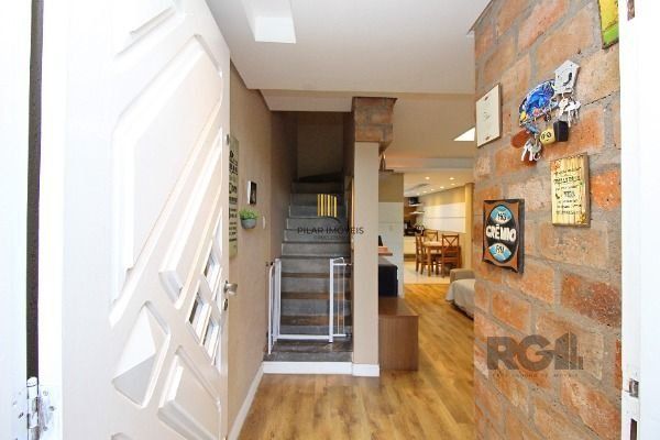 Casa em Porto Alegre, no bairro Hípica, com 2 dormitório(s), e 2 banheiros, à venda.