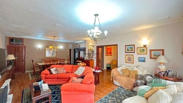 Casa para Venda - 320m², 5 dormitórios, sendo 3 suites, 8 vagas - Ipanema