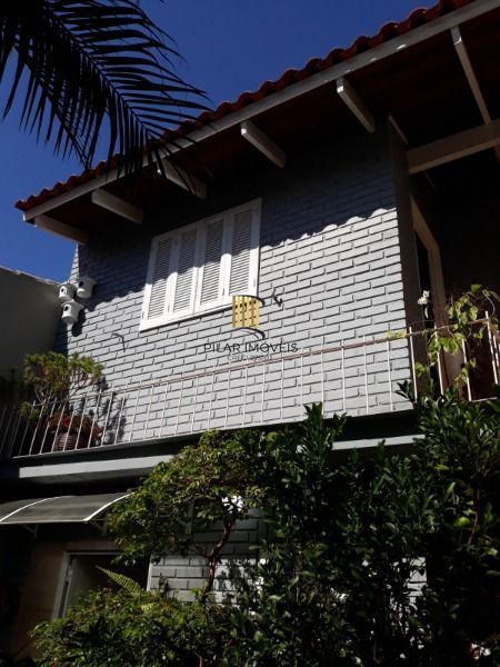 Sobrado em Porto Alegre, no bairro Hípica, com 3 dormitório(s), e 3 banheiros, à venda.