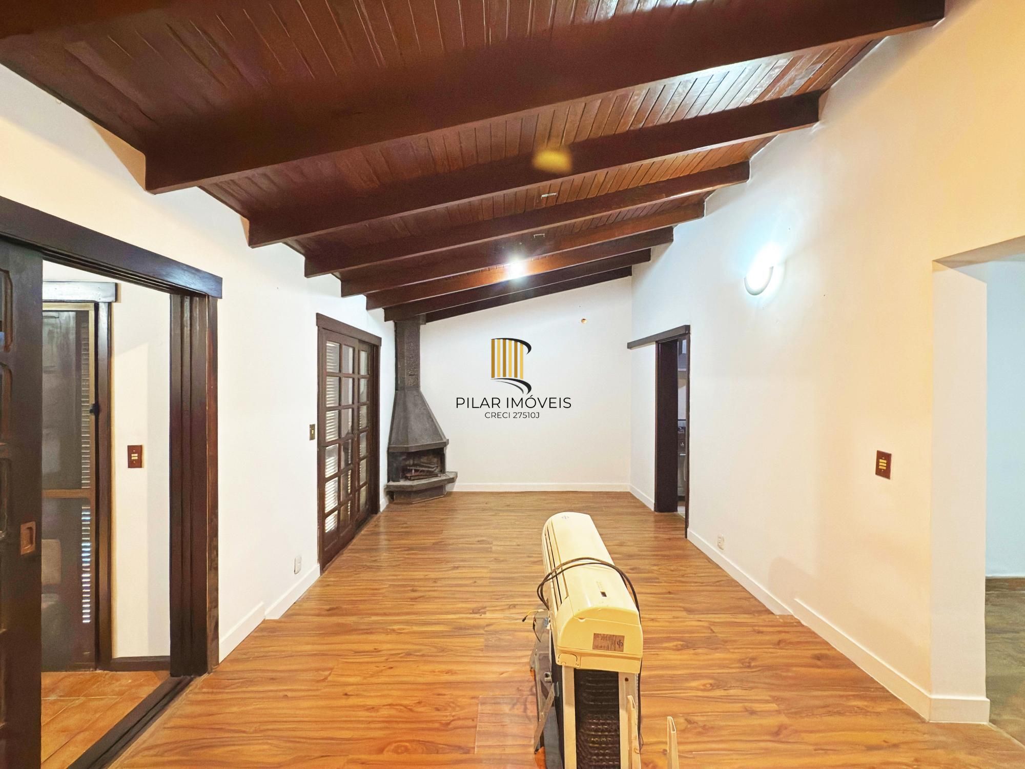 Residência á venda no bairro Guarujá com 2 dormitórios.