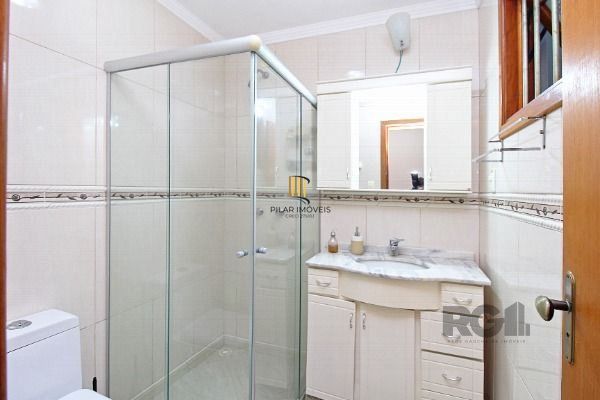 Casa em Porto Alegre, no bairro Belém Novo, com 3 dormitório(s), e 3 banheiros, à venda.
