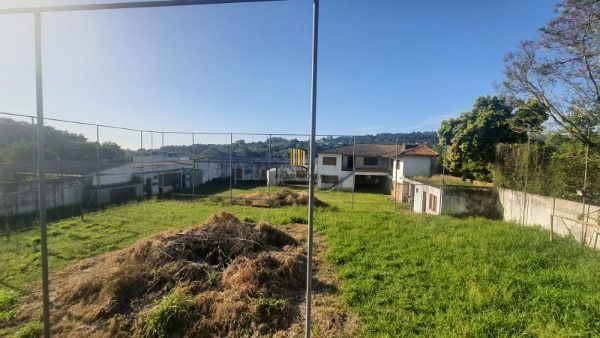 Casa em Porto Alegre, no bairro Vila Nova, com 3 dormitório(s), e 3 banheiros, à venda.