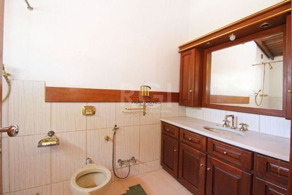 Casa em Porto Alegre, no bairro Ipanema, com 3 dormitório(s), e 3 banheiros, à venda.