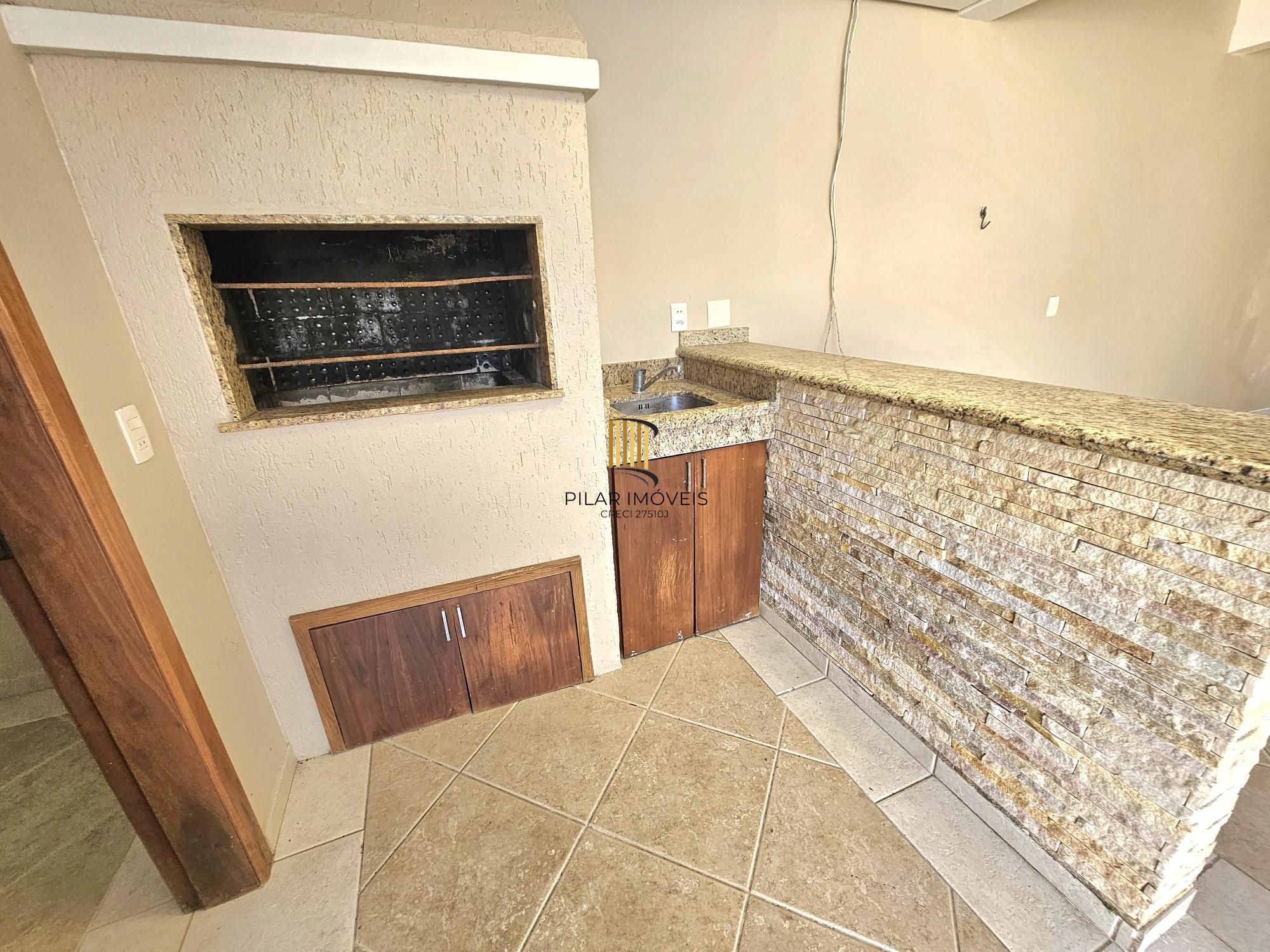 Sobrado 3 dormitórios com lareira, churrasqueira, piscina, 4 vagas garagem com 196,00m² de área construída no bairro Hípica !