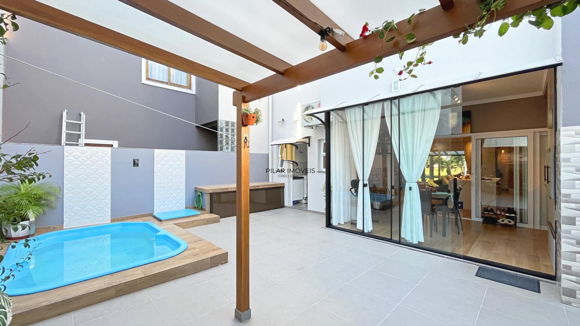 Casa à venda com 174m², 3 dormitórios, 3 suítes, 2 vagas, no bairro Hípica em Porto Alegre