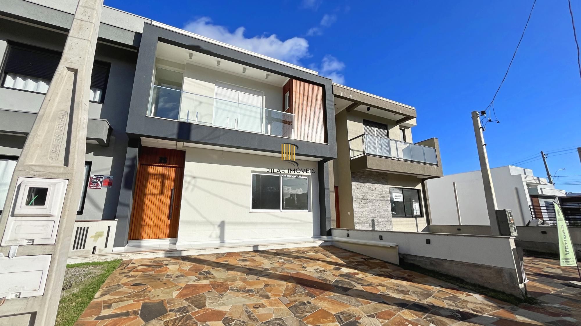 Casa em Porto Alegre, no bairro Hípica, com 3 dormitório(s), e 3 banheiros, à venda.