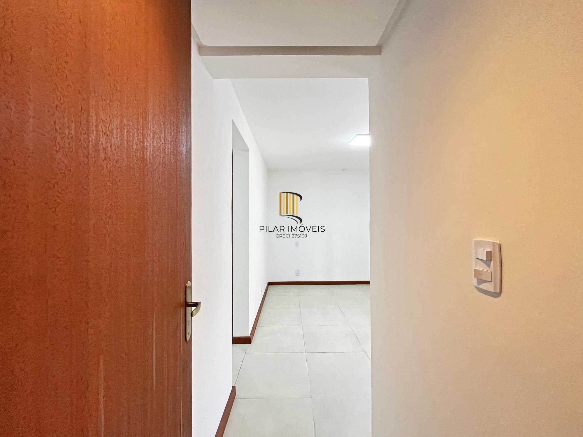 Casa com suíte no térreo em condomínio fechado