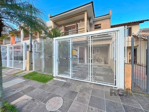 Casa em Porto Alegre, no bairro Hípica, com 3 dormitório(s), e 3 banheiros, à venda.