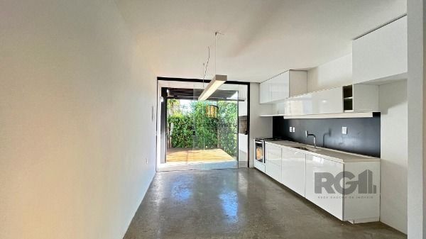 Casa em Porto Alegre, no bairro Guarujá, com 2 dormitório(s), e 2 banheiros, à venda.