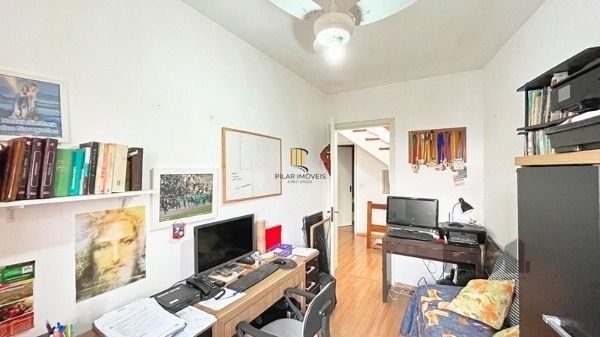 Casa em Porto Alegre, no bairro Ipanema, com 3 dormitório(s), e 3 banheiros, à venda.