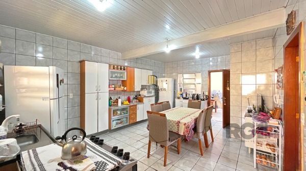 Casa 4 dormitórios no bairro Restinga