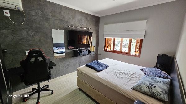 Casa em Porto Alegre, no bairro Vila Nova, com 3 dormitório(s), e 3 banheiros, à venda.
