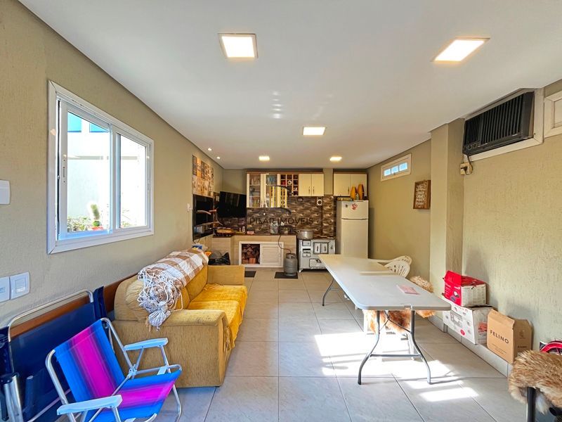Ótima casa térrea com 4D, piscina e garagem fechada para 2 carros no Jardim Medianeira.