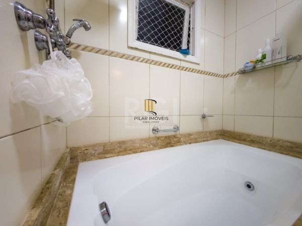 Casa em Porto Alegre, no bairro Vila Conceição, com 3 dormitório(s), e 3 banheiros, à venda.