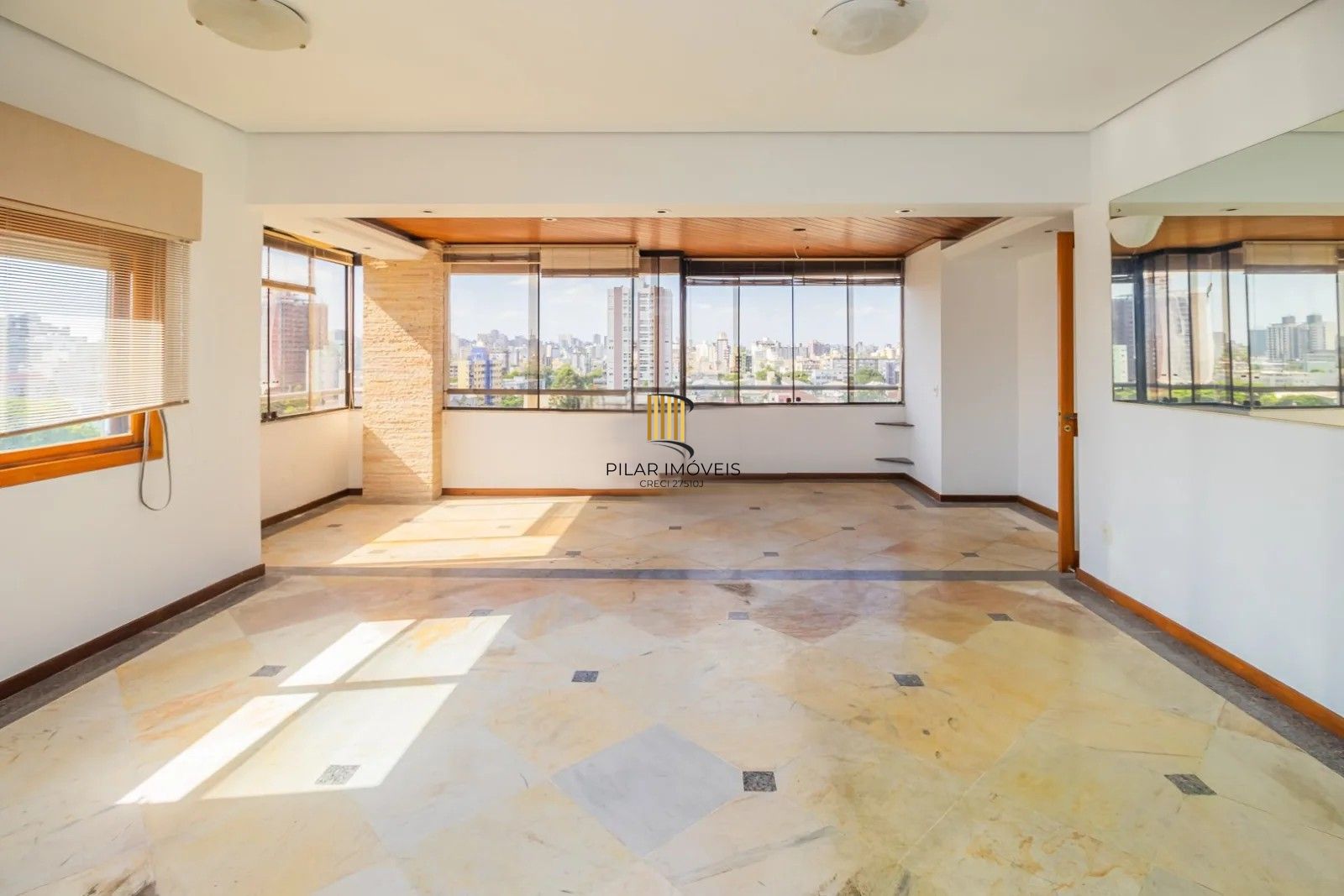 Belíssima cobertura duplex, com 262m2, 3 dormitórios e 2 vagas de garagem.