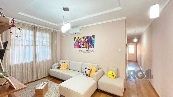 Casa em Porto Alegre, no bairro Medianeira, com 3 dormitório(s), e 3 banheiros, à venda.