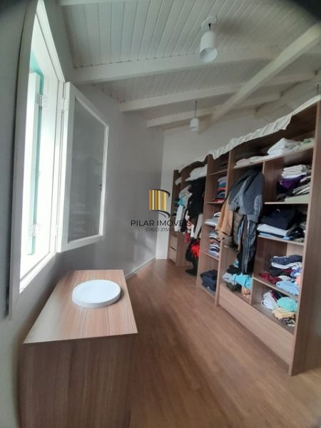 Casa em Porto Alegre, no bairro Guarujá, com 3 dormitório(s), e 3 banheiros, à venda.