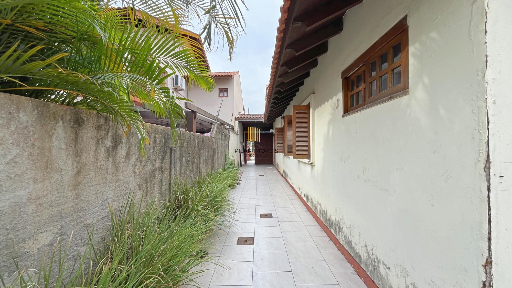 Casa 3D com 2 suítes e piscina.