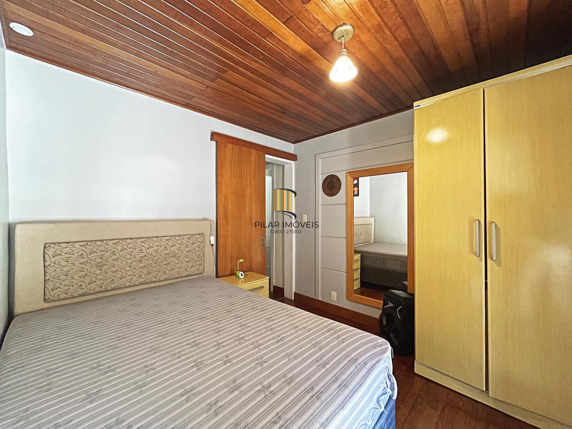 Ótima casa 2 dormitórios, 2 vagas, em rua calma no bairro.