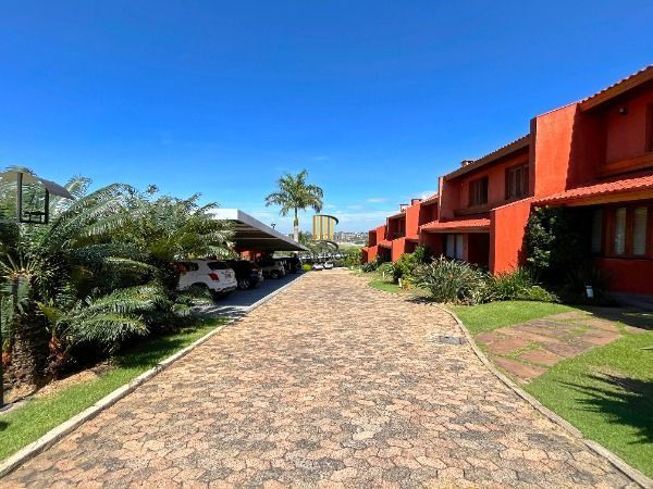 Casa Condominio em Porto Alegre, no bairro Cristal, com 4 dormitório(s), e 4 banheiros, à venda.